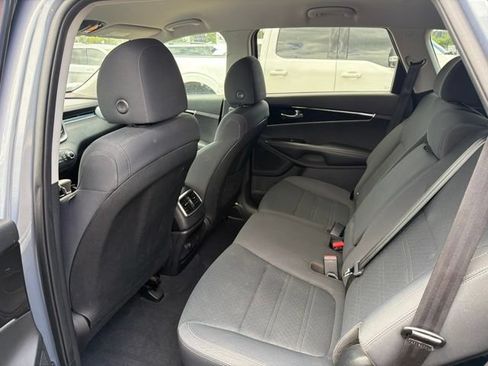 Used 2019 Kia Sorento L FWD image 11
