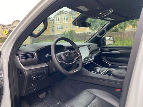 Used 2024 Jeep Wagoneer L Series II w/ Flexible Seating Group image 9