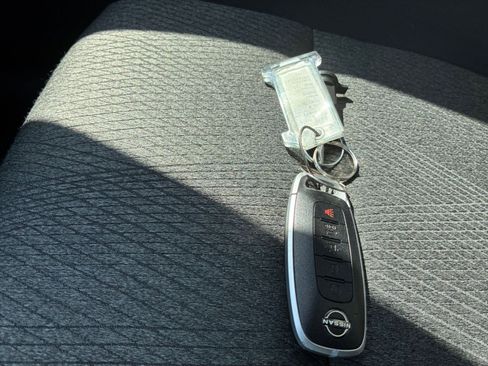 Used 2025 Nissan Rogue SV image 18