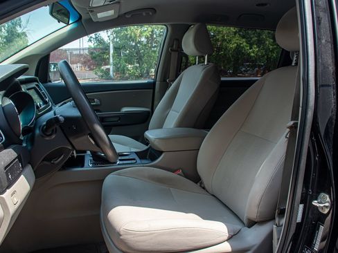Used 2020 Kia Sedona LX FWD image 13