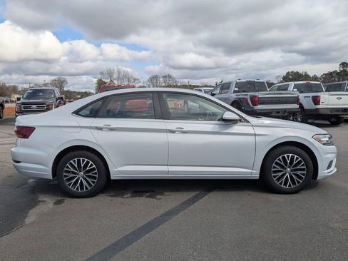 Used 2019 Volkswagen Jetta SE image 2