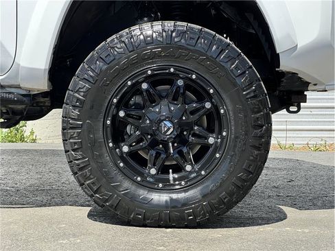 Used 2017 Toyota Tacoma TRD Sport w/ Tow Package (A/T) image 27