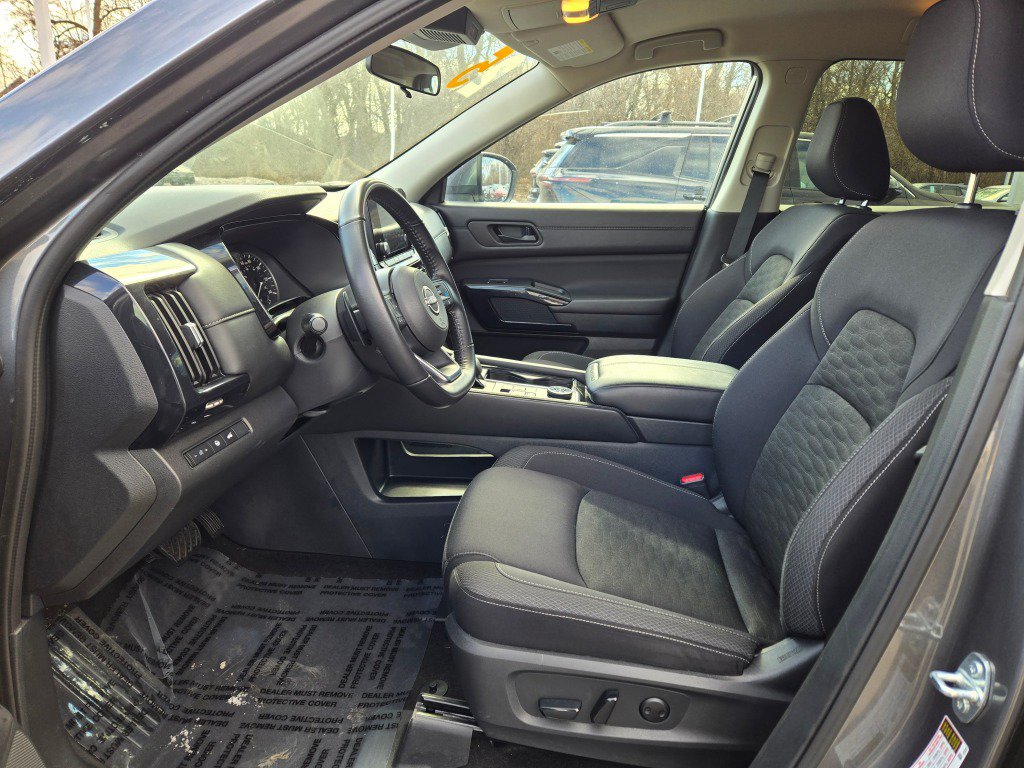 Used 2025 Nissan Pathfinder SV AWD/4WD image 24