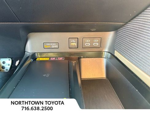 Used 2025 Toyota Camry SE w/ Convenience Package image 11