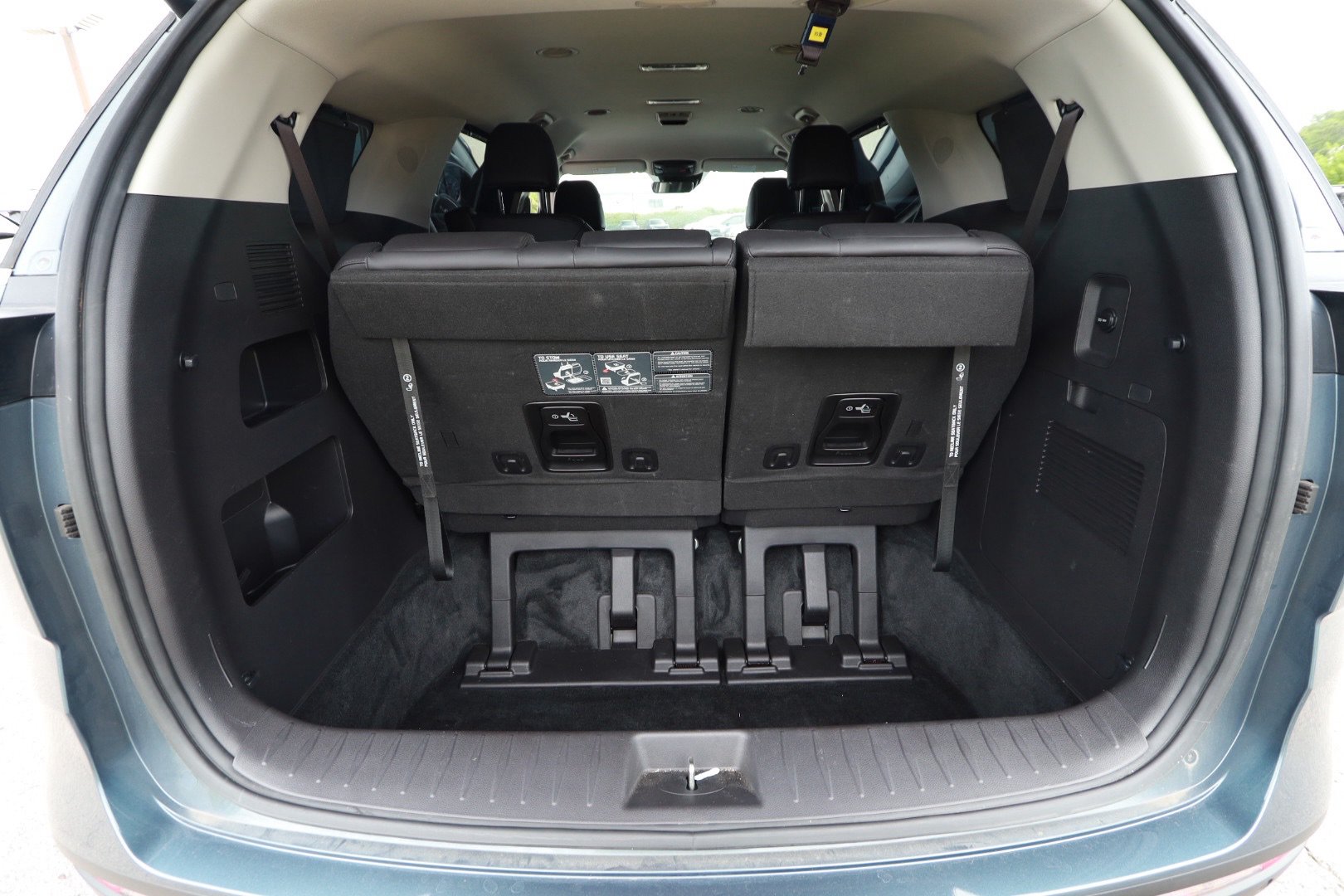 Used 2024 Kia Carnival EX FWD image 28