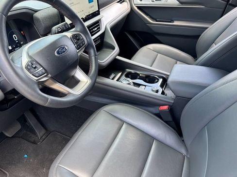 Used 2025 Ford Explorer Active w/ Active Comfort Package RWD image 11