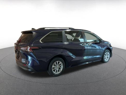 Used 2025 Toyota Sienna XLE FWD image 12