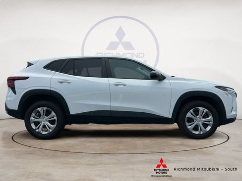 Used 2024 Chevrolet Trax LS FWD image 2