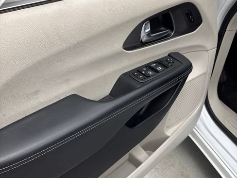 Used 2023 Chrysler Pacifica Touring-L FWD image 13