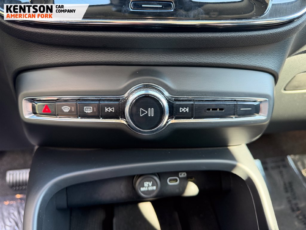 Used 2025 Volvo XC40 B5 Plus AWD/4WD image 25