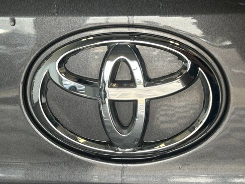 Used 2022 Toyota Highlander XLE AWD/4WD image 8