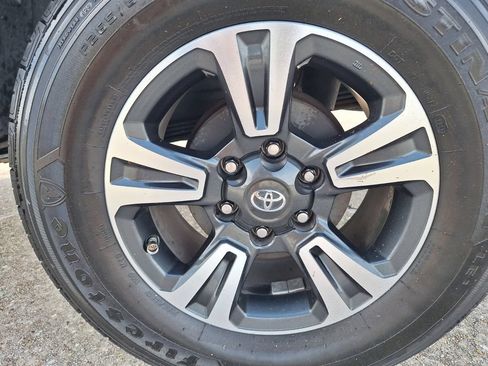 Used 2018 Toyota Tacoma TRD Sport AWD/4WD image 23