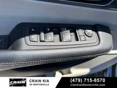 Used 2022 Chrysler Pacifica Touring-L FWD image 16