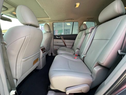 Used 2012 Toyota Highlander Limited w/ Tow Pkg FWD image 13