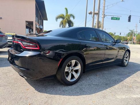 Used 2017 Dodge Charger SXT RWD image 3