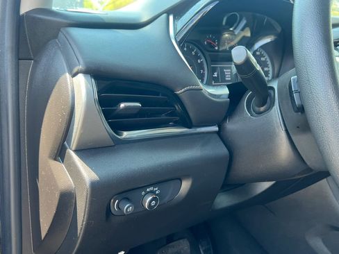 Used 2021 Chevrolet Traverse LS image 12