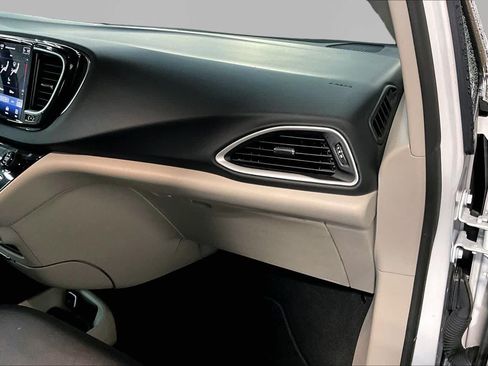 Used 2024 Chrysler Pacifica Touring-L FWD image 19