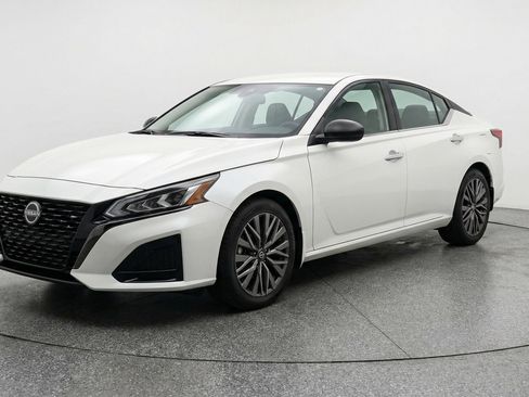 Used 2025 Nissan Altima 2.5 SV FWD image 3