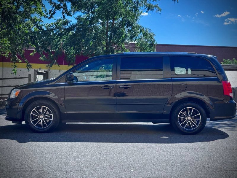 Used 2017 Dodge Grand Caravan SXT FWD image 4