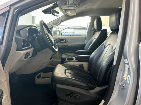 Used 2022 Chrysler Pacifica Touring-L FWD image 9
