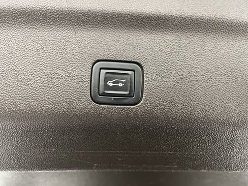 Certified 2021 GMC Yukon Denali w/ Denali Premium Package image 38