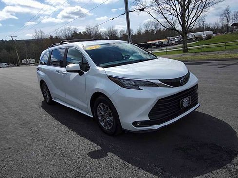 Used 2025 Toyota Sienna XLE w/ XLE Plus Package image 2