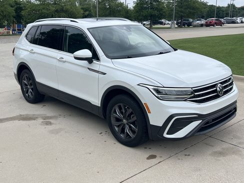 Used 2023 Volkswagen Tiguan SE w/ Panoramic Sunroof Package FWD image 2