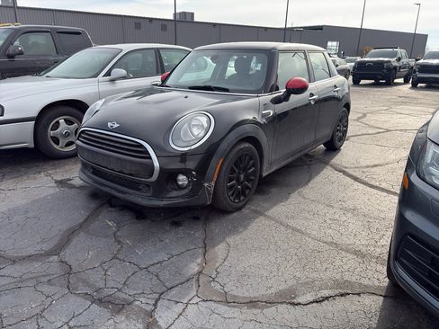 Used 2018 MINI Cooper 4-Door Hardtop image 4