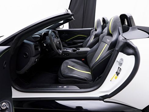 Used 2023 Aston Martin V8 Vantage Roadster image 42