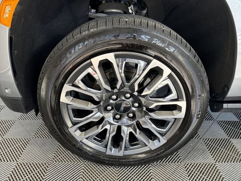 Used 2024 GMC Yukon Denali Ultimate AWD/4WD image 12