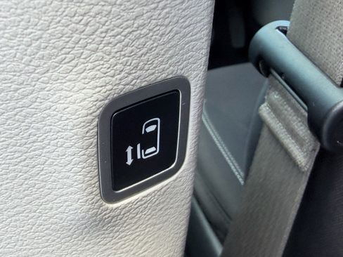 Used 2022 Chrysler Voyager LX FWD image 10