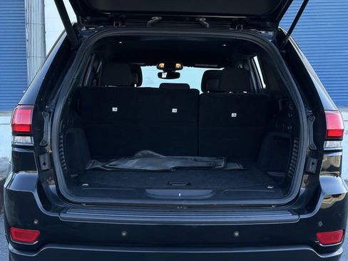 Used 2019 Jeep Grand Cherokee Laredo image 32