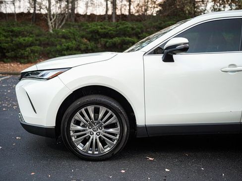 Used 2022 Toyota Venza XLE image 5