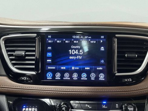 Used 2017 Chrysler Pacifica Limited FWD image 46