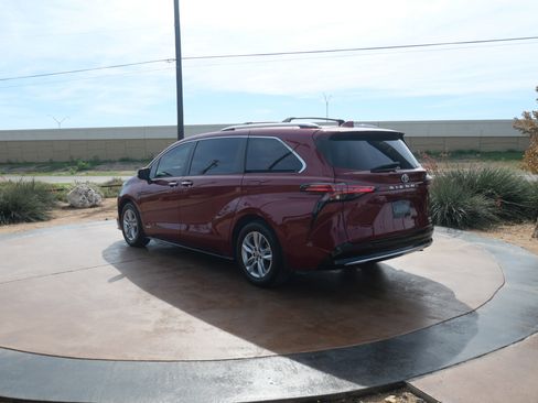 Used 2021 Toyota Sienna Limited image 4