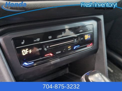 Used 2023 Volkswagen Tiguan SE w/ Panoramic Sunroof Package image 25