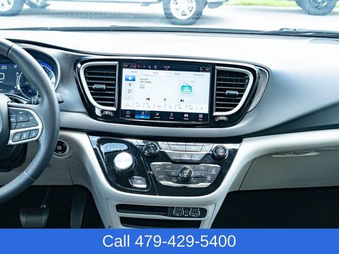 Used 2023 Chrysler Pacifica Touring-L FWD image 34