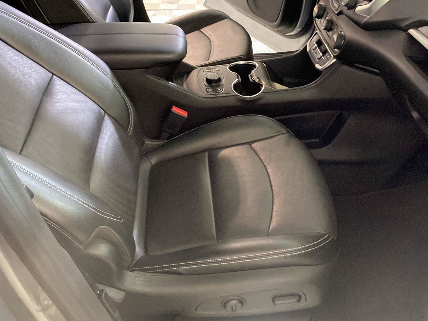 Certified 2024 GMC Terrain SLT FWD image 22
