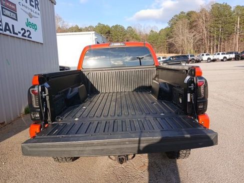 Used 2017 Toyota Tacoma TRD Sport image 6