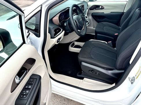 Used 2024 Chrysler Voyager LX FWD image 11