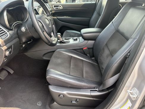 Used 2020 Jeep Grand Cherokee Altitude AWD/4WD image 12