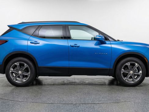 Used 2025 Chevrolet Blazer LT FWD image 11
