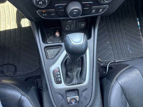 Used 2018 Jeep Cherokee Latitude Plus w/ Trailer Tow Group FWD image 13