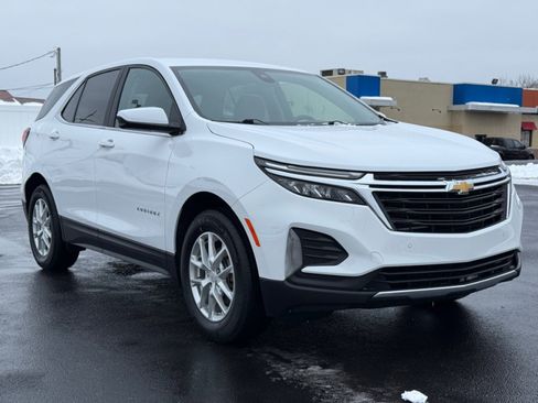 Used 2024 Chevrolet Equinox LT image 2