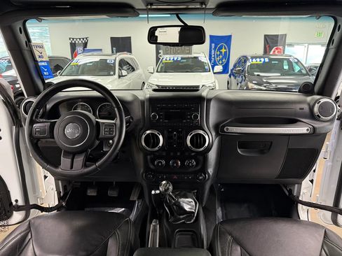 Used 2013 Jeep Wrangler Unlimited Rubicon AWD/4WD image 19