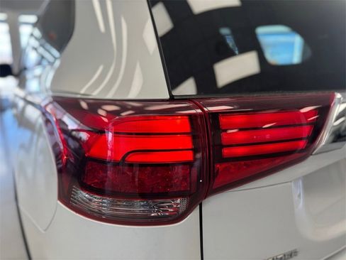 Used 2020 Mitsubishi Outlander ES image 36