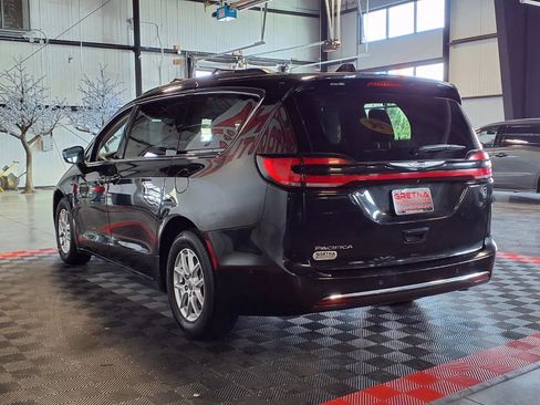 Used 2022 Chrysler Pacifica Touring-L w/ Uconnect Theater Family Group FWD image 4