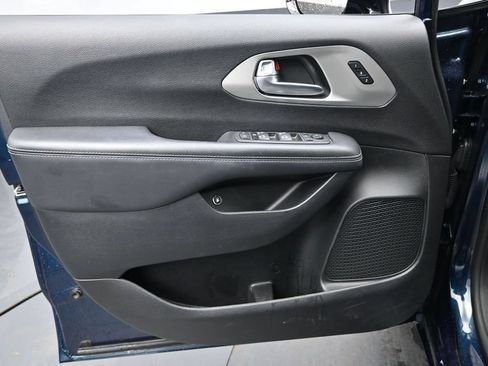 Used 2023 Chrysler Pacifica Limited w/ S Appearance Package FWD image 23