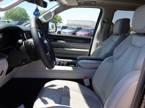 Used 2022 Jeep Wagoneer Series III w/ Premium Group I AWD/4WD image 13