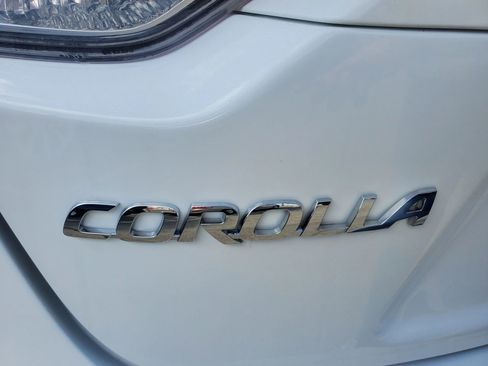 Used 2021 Toyota Corolla LE image 9